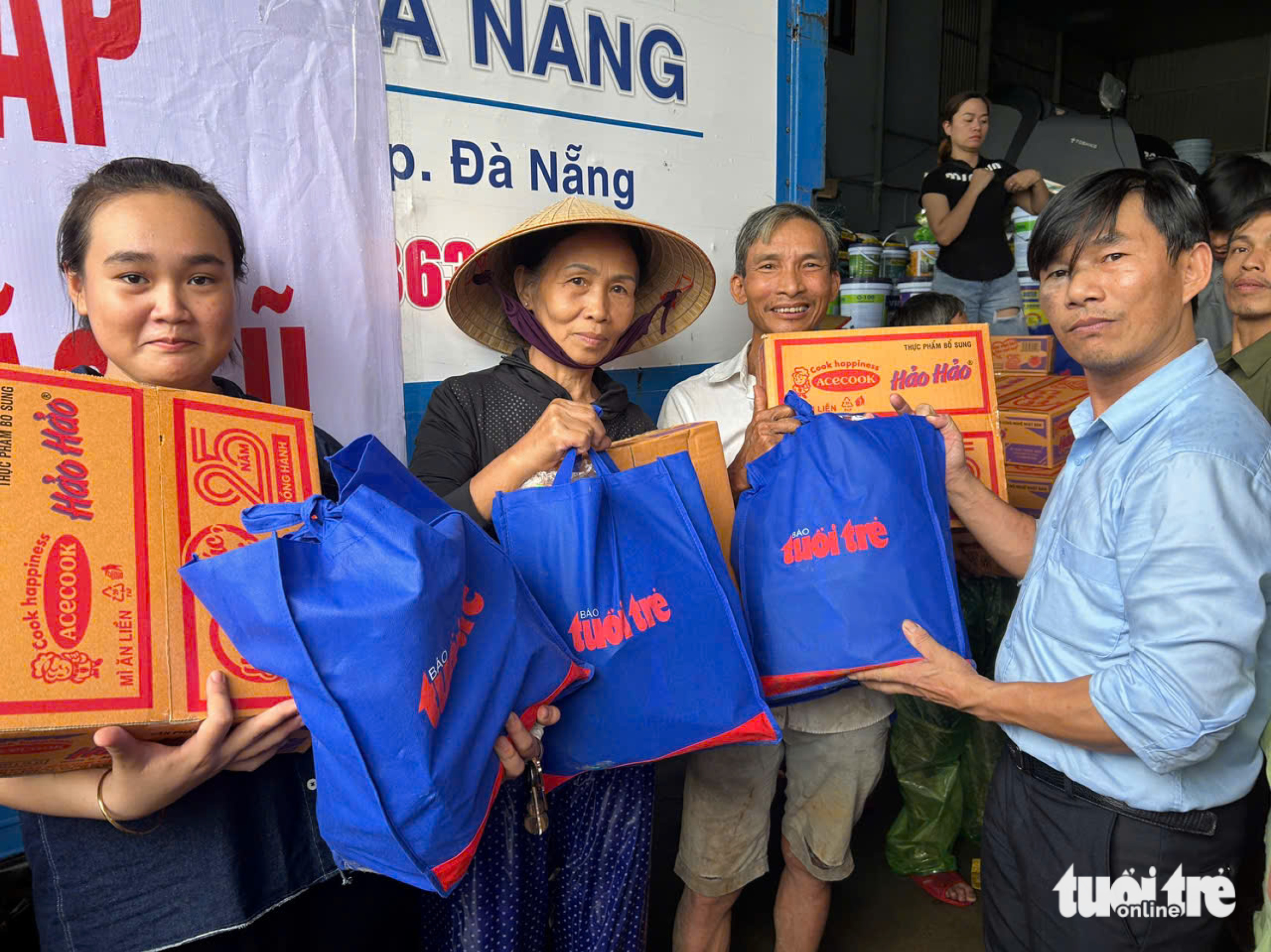 越过山体滑坡,青年报在顺化河上游洪灾中心区进行救援